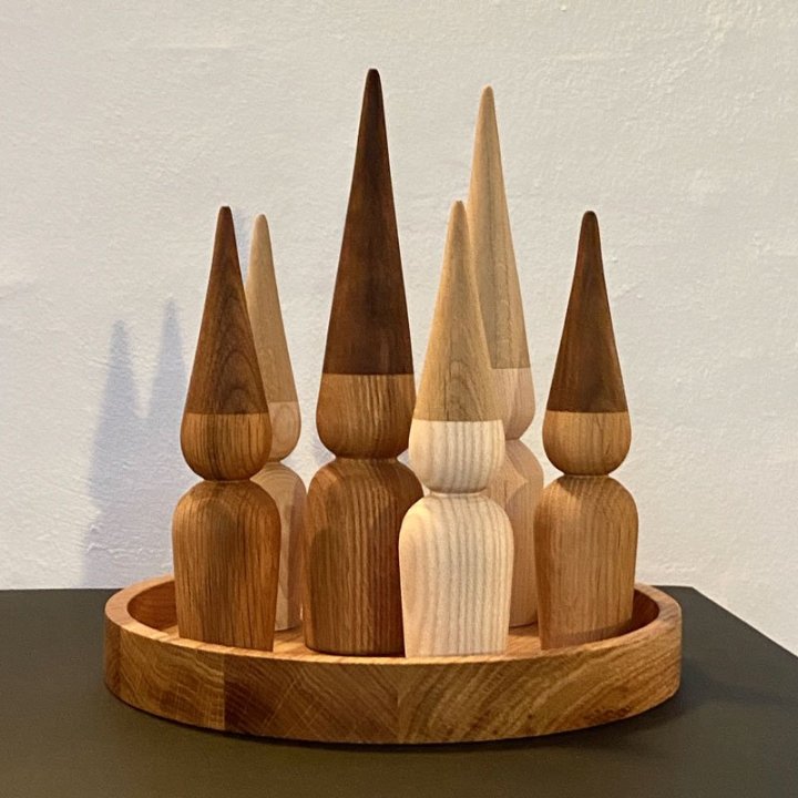 Julenisser i egetræ i flot dansk design fra by Brorson