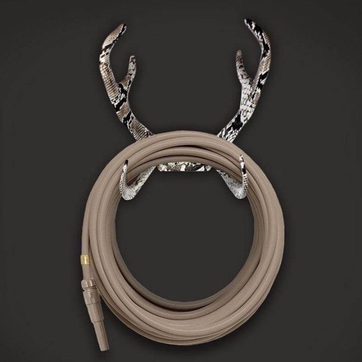Vandslange beige og vandslangeholder gevir