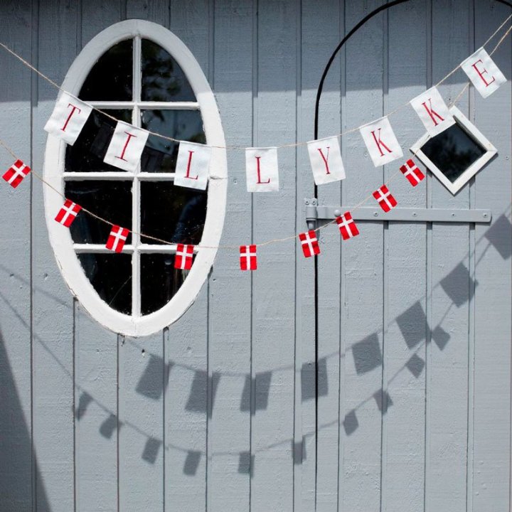 Flagranke med 10 Dannebrogsfllag