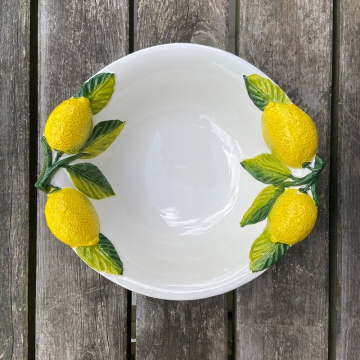 Stor salatskål med citroner