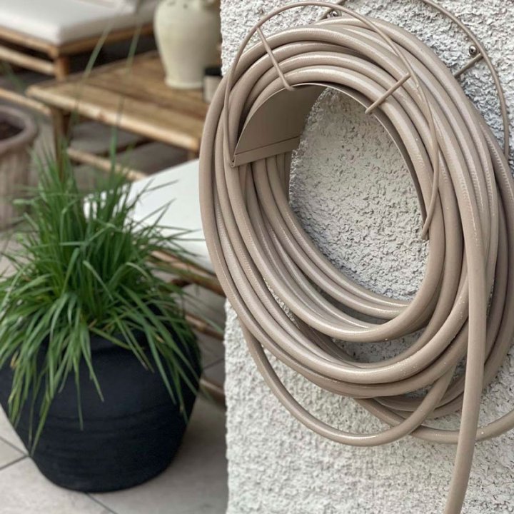 Vandslange i smuk beige farve