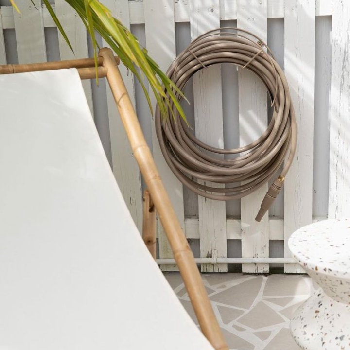 Beige vandslange til haven