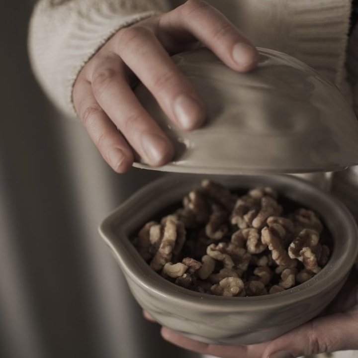 Walnut keramikskål med låg tilbud