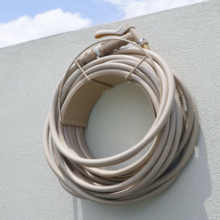 Beige vandslangeholder