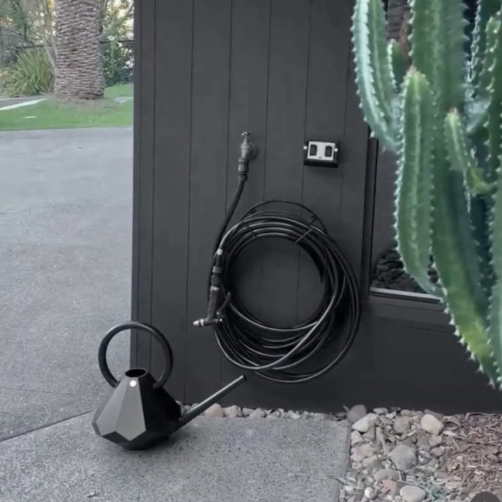 Sort haveslange og vandslangeholder